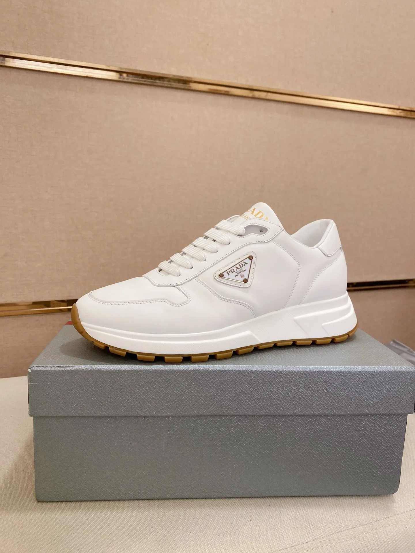 Factory price 540💰 ✔️✔️✔️High version High-quality new PRADA counters are on the market at the same time. The new men's shoes and 😘fabrics are selected from imported first-layer cowhide and are made by pure handcrafts. Lining: Full cowhide lining. 👍🏿 High-end ☄️ air-cushion molded anti-slip rubber outsole, exquisite lines, simple and elegant, comfortable and high-end for leisure travel. Code number: 38 to 44